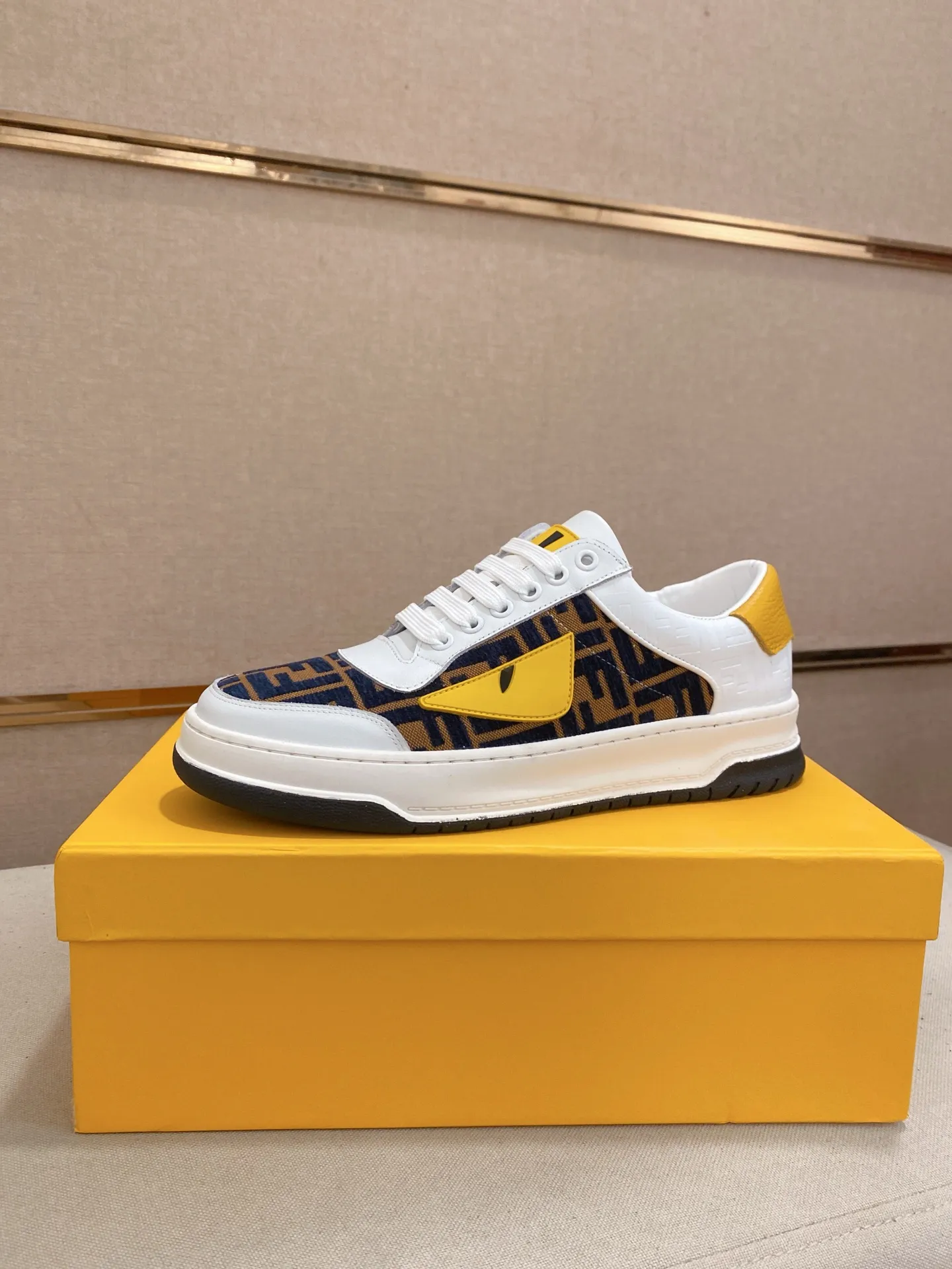 Men's shoes💰: 400💰[Fendi] Fendi's latest casual shoes for men! Available at counters simultaneously! A one-to-one replica of the original. All imported official website one-to-one cowhide fabric. The interior is made of top-grade sheepskin, and the original factory-supplied rubber outsole is used. Leading new fashion concepts. Matching code: 38-44. (can be customized for 45 non-refundable)